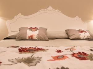 蒙特罗索阿尔马雷da Benedetta的一张带白色床头板和两个枕头的床
