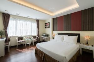 Asian Ruby Center Point Hotel & Spa客房内的一张或多张床位