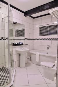 布拉瓦约克里斯塔丘吉尔酒店 的白色的浴室设有浴缸、盥洗盆和卫生间。