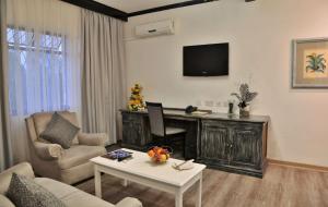布拉瓦约克里斯塔丘吉尔酒店 的客厅配有电视、沙发和桌子