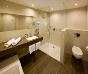 杜塞尔多夫杜塞尔多夫机场凡德瓦克酒店的浴室配有卫生间水槽和淋浴。