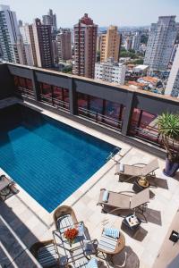 坎皮纳斯Hotel Golden Park Campinas Cambuí的建筑物屋顶上的游泳池