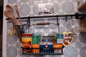 海德堡乐天背包客旅舍的墙上挂着食物和其他物品的架子