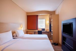 雅加达雅加达哈莫尼宜必思酒店的酒店客房设有两张床和一台平面电视。