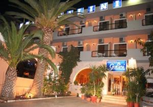 雅典加利尼宫酒店的一座楼前有棕榈树的酒店