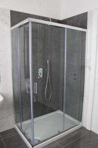 福贾CASA GRAMSCI B&B的浴室内带玻璃淋浴间