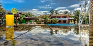 科曼达图巴岛Hotel Real Comandatuba的度假村前的游泳池,供应饮品