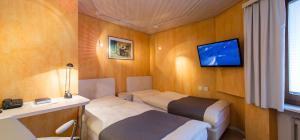 利斯塔尔塞勒的酒店的小房间设有两张床和电视