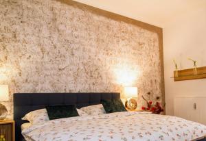 格拉茨Apartment Joanneum的一间卧室配有一张带花卉壁纸的大床