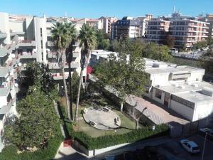 萨萨里莱特莱斯塔西维特住宿加早餐旅馆的享有棕榈树和建筑的城市空中景致