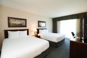 温哥华温哥华中庭酒店的酒店客房设有两张床和窗户。