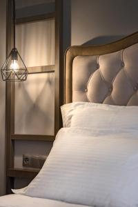 欧拉努波利斯皮尔戈斯酒店的一间卧室配有一张带床头板和灯的床