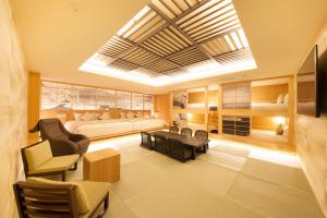 东京赤坂百夫长典雅酒店的客厅配有沙发和桌子