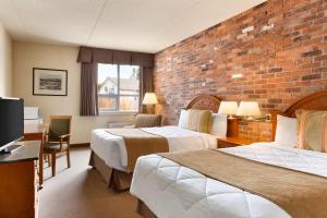 诺斯贝湖滨旅程住宿酒店客房内的一张或多张床位