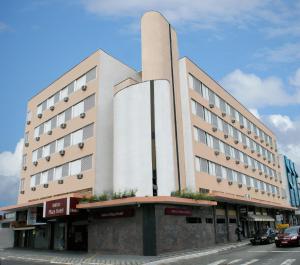 陶巴特Antico Plaza Hotel的大楼前街道上的大型建筑