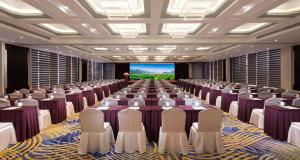 杭州杭州华辰国际饭店的一间大型会议室,里面摆放着一排椅子和屏幕