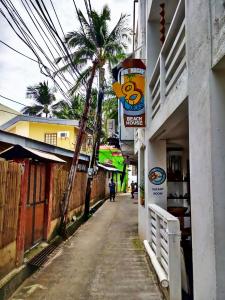 长滩岛8 Colors Beach House Resort的一条在建筑物边有棕榈树的街道