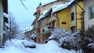 班斯科桑托班斯克家庭酒店的积雪覆盖的城市街道