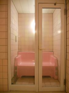 明石市马雷情趣酒店（仅限成人入住）的一间客房内的粉红色卫生间