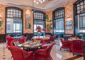 仰光仰光东街的餐厅设有红色的椅子和桌子以及窗户。