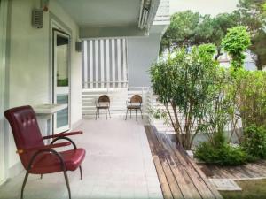 切尔维亚Casa con giardino的房屋内带红色椅子的庭院