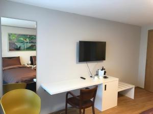 施特菲斯堡苏尔文化旅馆的客房设有一张桌子、一台电视和一张床