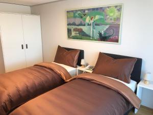 施特菲斯堡苏尔文化旅馆的卧室内两张并排的床
