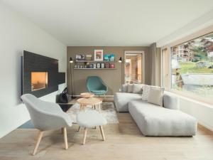 采尔马特采尔马特CERVO俯瞰公寓的客厅配有沙发和椅子