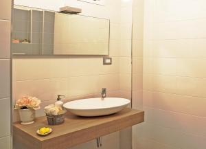 巴罗尼西GiaVa Apartment的一间带水槽和镜子的浴室