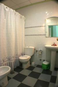 洛佩斯港格拉纳达埃斯库多酒店的浴室铺有黑白格子地板。