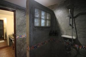 哈林海滩Palita Lodge - SHA Plus的带淋浴的浴室,带窗户