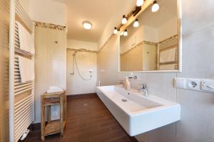 阿皮亚诺苏拉斯特拉达斯坦奈格酒店的浴室设有白色水槽和镜子