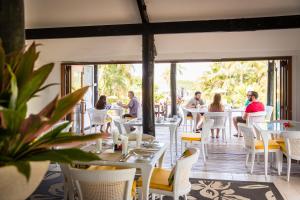 Vunaniu斐济威尔斯利度假酒店的一群坐在餐厅桌子上的人