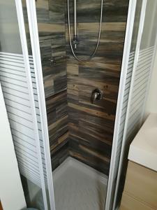 Polverara格尔斯卡斯塔尼旅馆的浴室设有木镶板淋浴。
