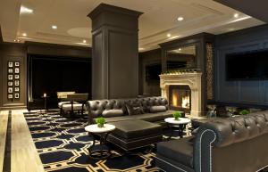 华盛顿Melrose Georgetown Hotel的带沙发和壁炉的客厅