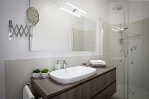 圣阿尔坎杰洛-迪罗马涅L'Appartamento del Corso的浴室配有白色水槽和淋浴。