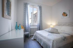 圣阿尔坎杰洛-迪罗马涅L'Appartamento del Corso的白色的卧室设有床和窗户