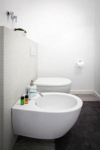 圣阿尔坎杰洛-迪罗马涅L'Appartamento del Corso的浴室配有白色水槽和卫生间。