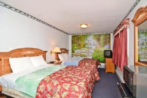 斯托宁顿美洲最佳价值客栈 - 斯托宁顿 的酒店客房设有两张床和电视。