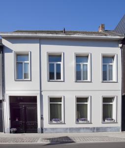 TemseB&B De Gilleminus的街上的白色房屋,设有窗户