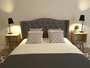 波兹南花卉公寓旅馆的一间卧室配有一张带2个床头柜的大床