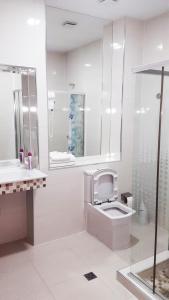 RinasHotel Alpet的白色的浴室设有卫生间和水槽。