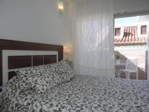 YunqueraCasa las tres Conchas (2)的一间卧室配有一张带黑白色棉被的床
