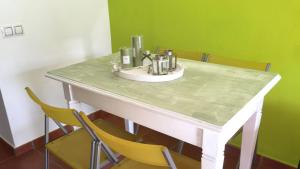 厄尔·坎皮洛·德·罗达尔Trendy Homes Casa Mar的椅子间内带水槽的桌子