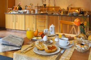 绍普夫海姆Hotel-Gasthaus Adler的一张桌子,早餐包括橙汁
