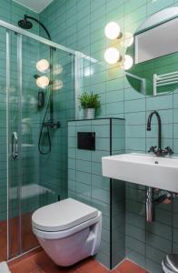 萨格勒布Stay Swanky Hostel的浴室配有卫生间、盥洗盆和淋浴。
