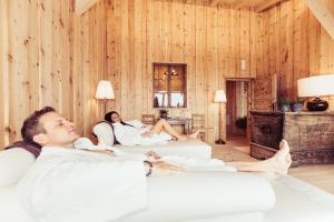 瓦雷纳Berghotel Jochgrimm - Your Dolomites Home的一群人躺在房间里的床上