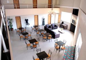 福塔莱萨Pousada Moda New的享有带桌椅的房间的顶部景色