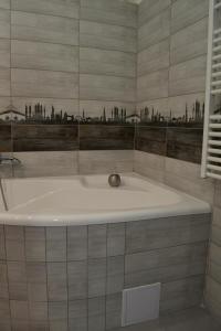 佩奇Serendipity 2的浴室配有浴缸,墙上挂有城市壁画