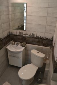 佩奇Serendipity 2的浴室配有白色卫生间和盥洗盆。